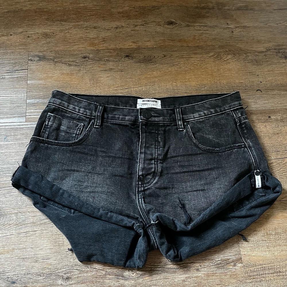 Size 29 black one teaspoon shorts
